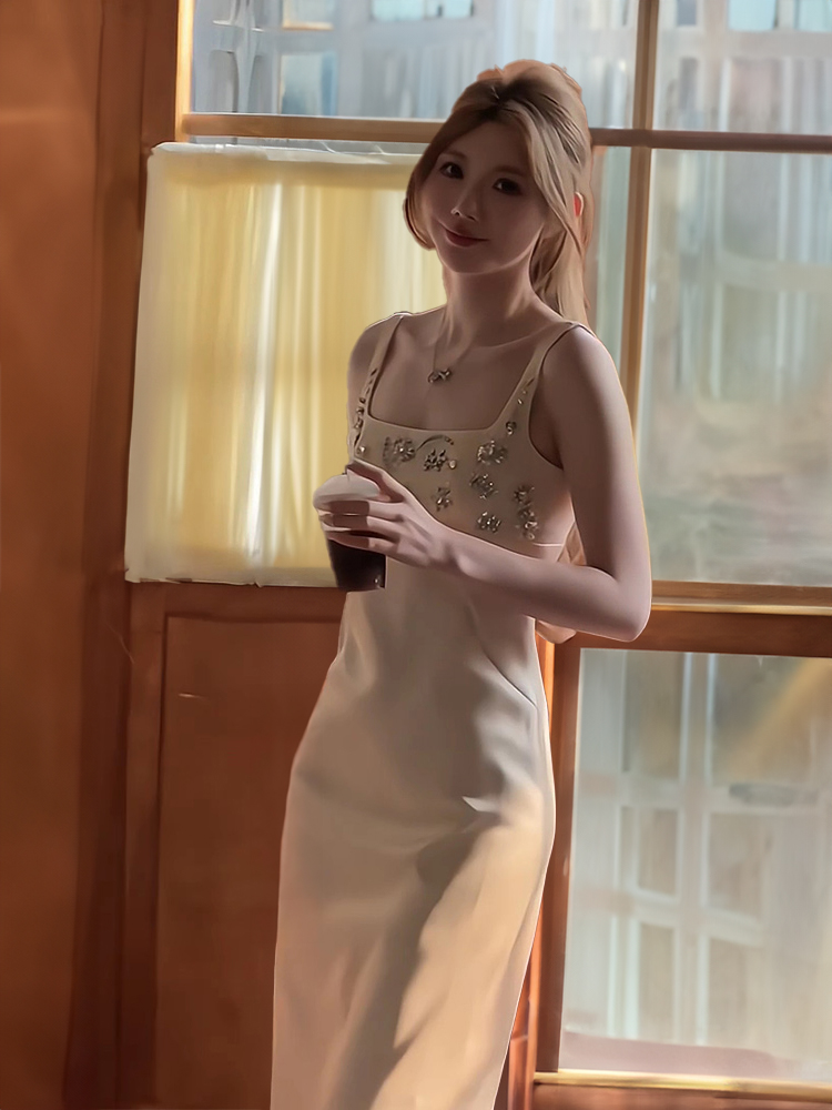 エレガントな重厚なサテン生地のイブニングドレス、誕生日ガール - Women Formal Wear With Skirt のレビューと価格